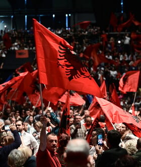 Αλβανικός αετός αντί των συμβόλων του Σοσιαλιστικού Κόμματος 
