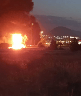 Μεγάλη φωτιά στην Αθηνών-Κορίνθου μετά από ανατροπή βυτιοφόρου