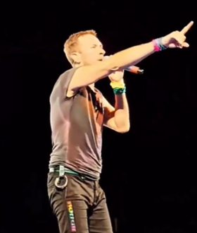 Στη σκηνή του ΟΑΚΑ οι Coldplay - Εικόνες από το κατάμεστο γήπεδο