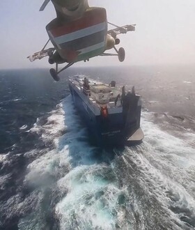 Καρέ - καρέ η στιγμή της επίθεσης των Χούτι σε ελληνόκτητο πλοίο