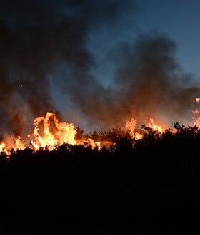 Φωτιά στη Σταμάτα: Μάχη σε διάσπαρτες εστίες για τους πυροσβέστες
