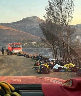 Φωτιά στην Κω: Πυροσβέστες ξαπλώνουν στο χώμα για να ξεκουραστούν
