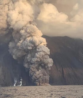 Ιταλία: Εντείνονται οι εκρήξεις του ηφαιστείου Στρόμπολι - Λάβα και πετρώματα έφτασαν μέχρι τη θάλασσα