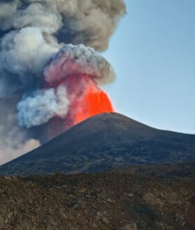 Συναγερμός στην Ιταλία - Τα ηφαίστεια Αίτνα και Στρόμπολι εκτοξεύουν τέφρα και λάβα