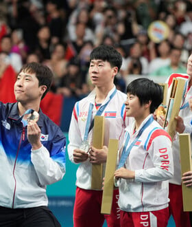 Ολυμπιακοί Αγώνες: Viral η selfie αθλητών πινγκ πονγκ της Βόρειας και της Νότιας Κορέας μετά την απονομή των μεταλλίων