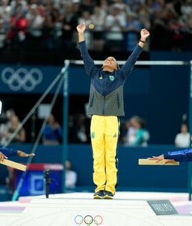Γιατί η Σιμόν Μπάιλς και η Τζόρνταν Τσάιλς υποκλίθηκαν στη χρυσή Ολυμπιονίκη Ρεμπέκα Αντράντε