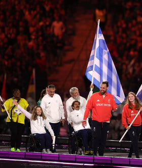 Παραολυμπιακοί Αγώνες: Σταματοπούλου και Τσαπατάκης μπαίνουν με την ελληνική σημαία στο Stade de France