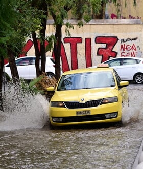 Κακοκαιρία ΑΤΕΝΑ: Ζευγάρι ανέβηκε στην οροφή αυτοκινήτου, επιβάτες λεωφορείου εγκλωβίστηκαν από τα ορμητικά νερά