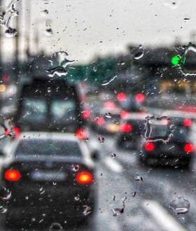 Πού βρέχει τώρα στην Αττική: Έντονα φαινόμενα και στη Βόρεια Ελλάδα