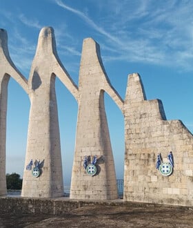 Βανδάλισαν το μνημείο «Ο Χορός του Ζαλόγγου» – Κάρφωσαν σημαίες και εθνόσημα στο έργο του Ζογγολόπουλου