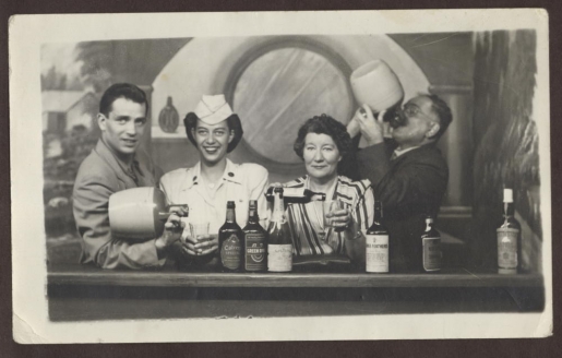 Ο Κέρουακ με την οικογένεια του σε ένα μπαρ