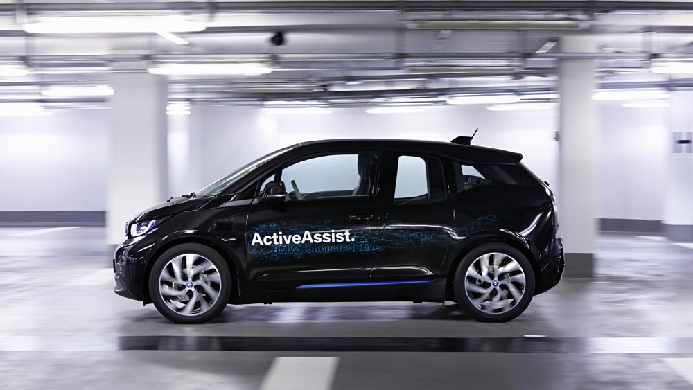 To πειραματικό όχημα i3 της BMW με το προηγμένο σύστημα υποβοήθησης οδήγησης "ActiveAssist"